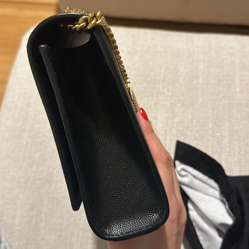 Saint Laurent
Kate Medium YSL Crossbody Bag in Grained Leather - Picture 5 of 11